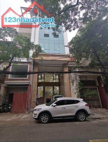 Gia đình cần bán toà văn phòng 9 tầng mặt phố Nguyễn Ngọc Nại. Giá: 75 tỷ