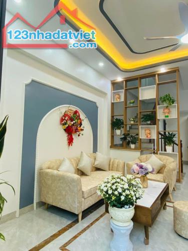 Bán nhà ngõ phố Vũ Hựu, ph Thanh Bình, TP HD, 3 tầng, 3 phòng ngủ, đường ô tô thông, chỉ 2 - 1
