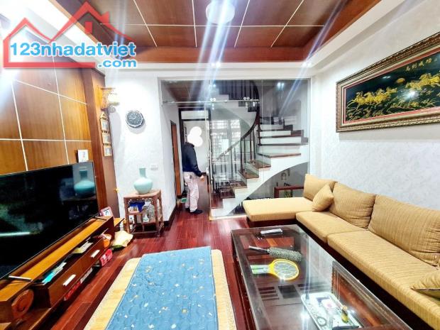 Bán gấp nhà đẹp Ỷ La, Dương Nội, nội thất xịn mịn, lô góc, 40m2 giá đẹp chỉ nhình 3 tỷ.