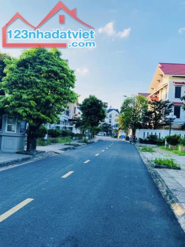 Siêu hiếm, bán biệt thự liền kề 209m² ở Thành Phố Giao Lưu, Phạm Văn Đồng.