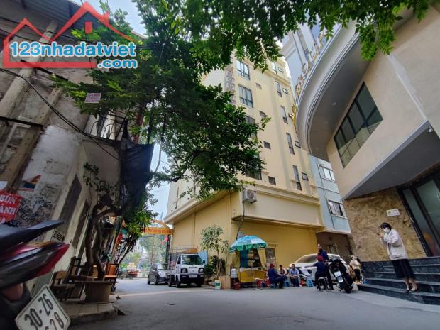 Thuê thẳng mặt phố Chùa Láng, 80 m2 xây 5 tầng, MT 4,2m giá 50 tr/ tháng, Kinh doanh mọi m