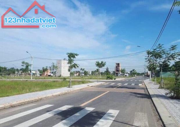 SANG GẤP LÔ ĐẤT 1200M2 NẰM NGAY CHỢ SÁT KCN BECAMEX DÂN CƯ ĐÔNG TIỆN XÂY TRỌ GIÁ 480TR - 1