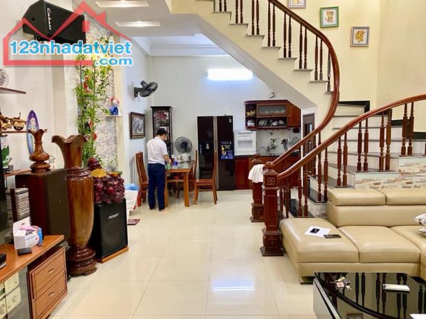 Nhà đẹp phân lô 41m2 x5 tầng phố Hoàng Văn Thái Thái Cách mặt phố 20m giá 4,5 tỷ - 1