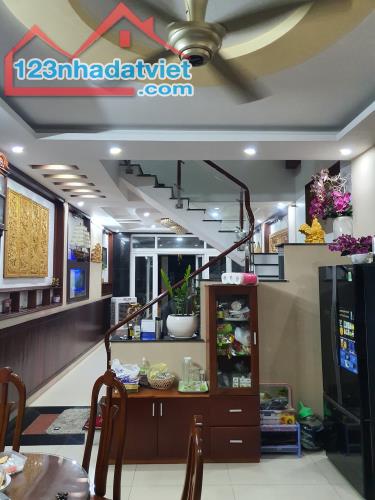 Hẻm 6m 3 tầng, 4PN, Tân Bình,45m2, ở, kinh doanh.