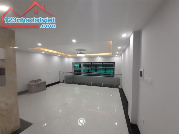 Bán tòa nhà VP 8 Tầng, phố Nguyễn Ngọc Nại, Thanh Xuân. 126 m2 x 8T x Mt 8m. ÔTô, KD - 3