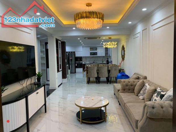Bán Nhà Mặt Phố Giảng Võ, Đống Đa 58m, 6 Tầng, MT 4.5m, Kinh Doanh Đỉnh Cao, Giá 23 Tỷ.