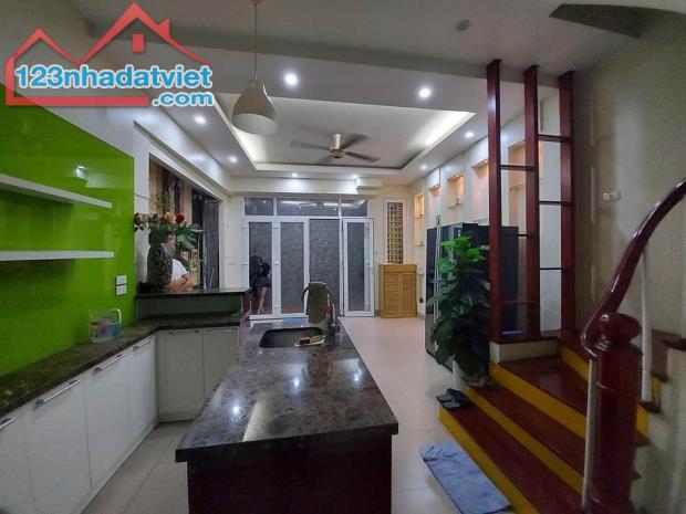 BÁN NHÀ THUỴ KHUÊ 5 PHÚT HỒ TÂY LỘNG GIÓ, 5 TẦNG, 5M RA Ô TÔ TRÁNH.