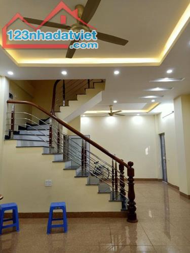 Bán nhà 30m2 x5 tầng phố Tân Mai Ô tô đỗ cách nhà 10m  Giá 3,9 tỷ Lh 0886631856 - 1