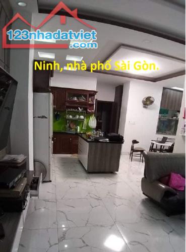 CHDV mặt tiền KD đường Văn Chung, P13, Tân Bình, 124m2, 6 tầng, thang máy.