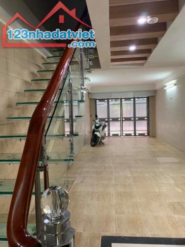 Phân lô Hoàng Quốc Việt 5 Tầng 65m2 Gara 2 ôtô, Thang máy, Vỉa hè, Nhà đẹp 10 Tỷ