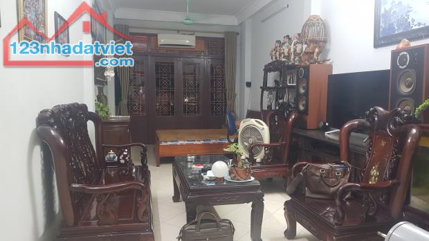 Bán nhà phố Lạc Trung, 40/57 m2, ô tô đỗ cửa, phố kinh doanh các mặt hàng.