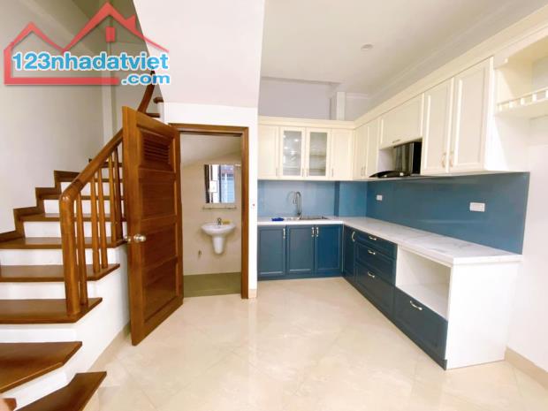 Bán gấp nhà Phạm Ngọc Thạch 32m2, 5 tầng, ô tô đỗ cửa, Giá 4 tỷ Lh 0984289172 - 4