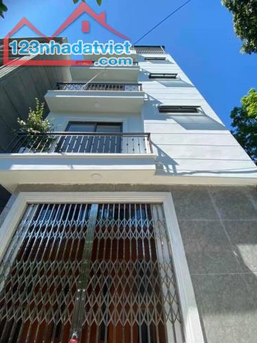 Bán nhà hồ 3 mẫu 50m  x 5 tầng nhà đẹp thông thoáng giá 5 tỷ