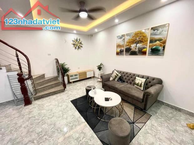 Bán nhà hồ 3 mẫu 50m  x 5 tầng nhà đẹp thông thoáng giá 5 tỷ - 1