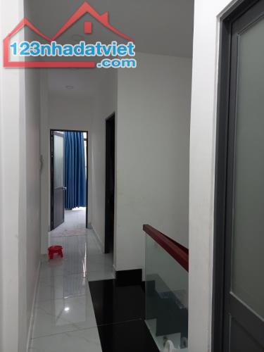 Ngay trung tâm quận 4 , Nguyễn Tất Thành , HXH, 33m2 , chỉ 3,25 tỷ , lh 0989149953 Tân.