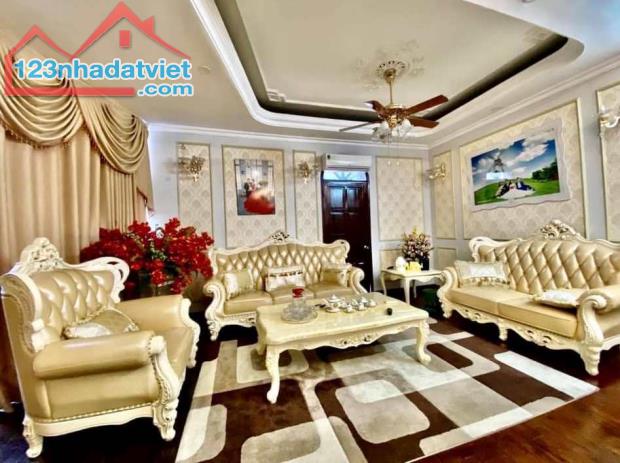 Tôi bán nhà mặt phố Đại La sầm uất gần chợ Mơ, MT rộng 120 m2 chỉ 29.9 tỷ. LH 0989626116