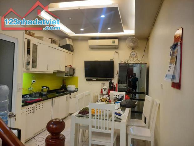 Bán nhà Phố cổ khu vực Tràng Tiền 100 m2, ô tô vào nhà, kinh doanh mặt hàng cao cấp.