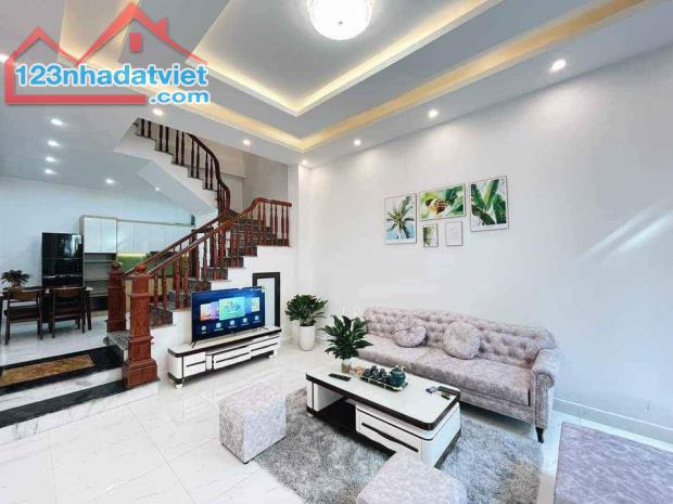 Bán nhà 5 tầng phố Nguyên Hồng Dt 45m2 Mt 4,5m Giá 6,5 tỷ Lh 0842851516