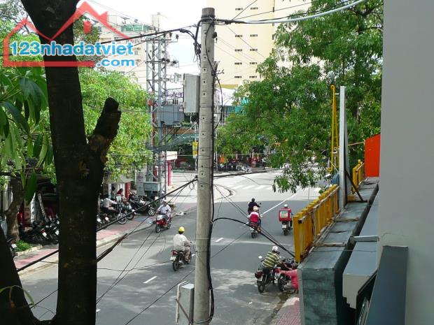Bán nhà mặt tiền Trần Quang Khải sát biển 4 tầng 93m2 giá bèo 21 tỉ - 1