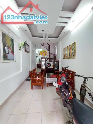 Bán nhà Đội Cấn Ba Đình, dt 42m x4t, mt 3,5m giá 6,25 tỷ.