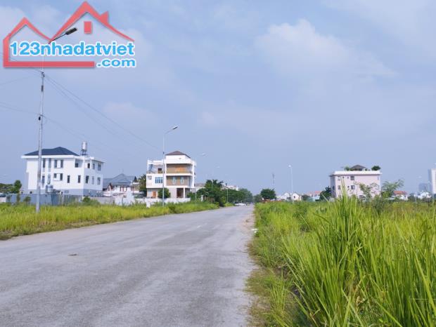 Cần bán lại lô đất biệt thự dự án Phú Nhuận, Quận 9, diện tích 237.2m2, giá 95tr/m2