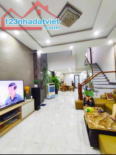 Q.Hải Châu, Lê Duẩn – Xe Hơi vào Nhà - 1Trệt 2Lầu, 68m2(5mx13,5m), 6.6tỷ TL(0935sáu21182)