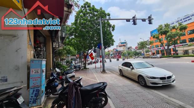 Mặt phố Nguyễn Văn Cừ, Vỉa hè thênh thang, Tầm tài chính Hiếm nhà Mặt Phố. - 2