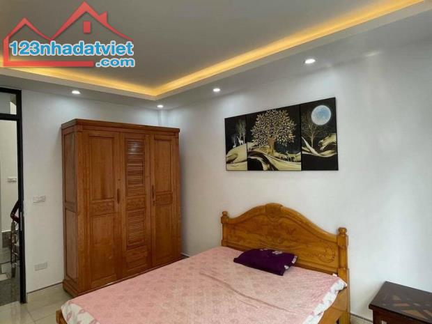 Bán nhà 5 tầng phố Hào Nam gần ga Cát Linh giá 5,6 tỷ