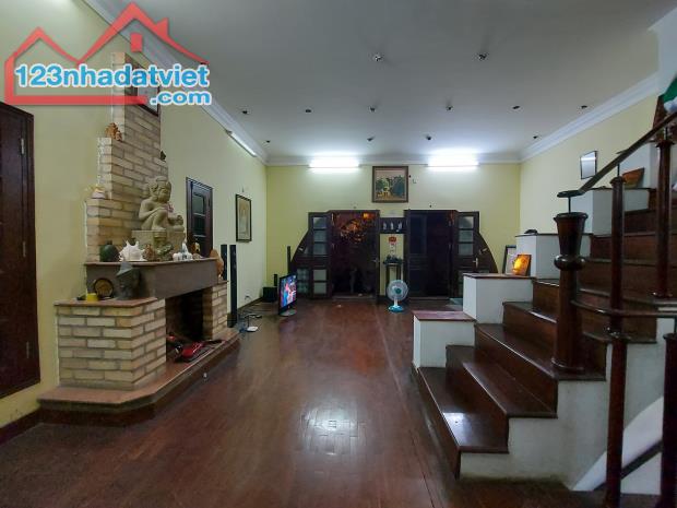 Bán Nhà Phố Cát Linh - Biệt Thự - Lô Góc - 100m2x4T - 17 tỷ.