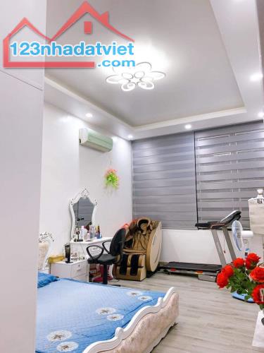 Nhà Phố Trần Thái Tông- Cầu Giấy 45m2, 5 tầng, Ngõ nông, ở ngay, gần ô tô đỗ giá 6,5 tỷ