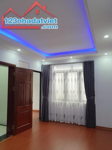 Siêu phẩm Cầu Giấy phân lô oto lô góc ngõ thông40m2mt4,5m5t 4,5tỷnhà đẹp trên từng m2