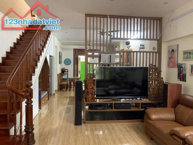 Bán nhà Ngõ 95 Chùa Bộc diện tích 36m2 x5 tầng mặt tiền 4m, Giá 4,3 tỷ, Lh 0913895929