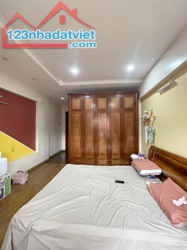 Mặt phố Hoàng Cầu kinh doanh tốt dòng tiền ổn định 216m mt9m phân lô vỉa hè 110 tỷ . - 1