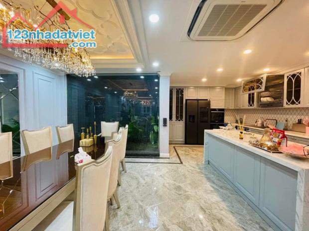 Bán Nhà Phố Nguyên Hồng, Huỳnh Thúc Kháng, Ba Đình: 140m2, MT 11m, 5 tầng, 40 tỷ. Vị trí