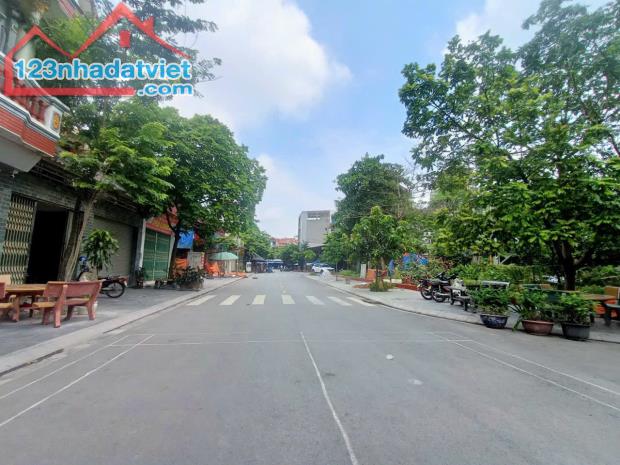 Diện tích 120 m mặt tiền 5 m 

Vị trí víp nhất khu vực trục chính đường Nguyễn Văn Cừ - 2