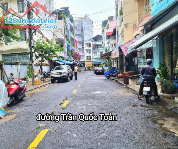 Bán nhà cũ trung tâm Nha Trang phù hợp xây khách sạn, nhà hàng,....đi ra biển chỉ 700m.