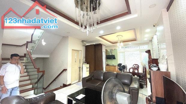 Nhà biệt thự 5 tầng, 110m2, ngang 8m, ô tô, khu vi Bàu Cát, Tân Bình