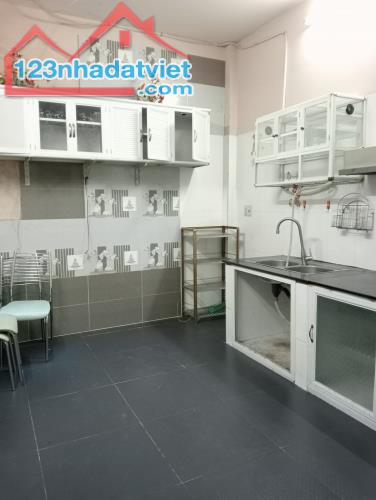 Kẹt tiền chị Hoa gởi bán gấp nhà đẹp lạ có 1 không 2, gần CV Lê Thị Riêng, 43m2, chỉ 4 tỷ - 3