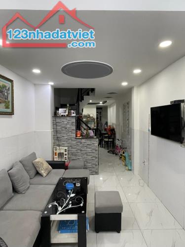 Hàng nóng Tân Bình, cách 3 căn ra mặt tiền, 48m2, 3 Tầng, nhỉnh 3 tỷ. Nhà đẹp ở ngay