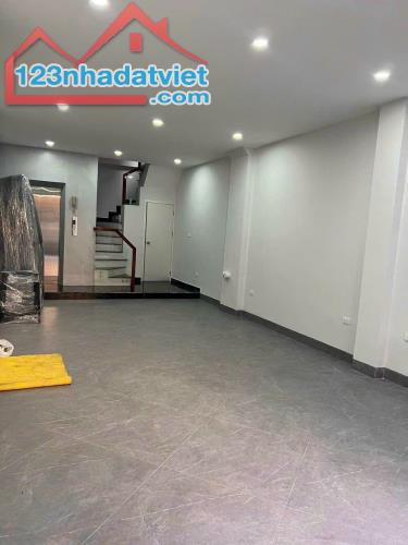 Giảm giá 1.5 tỷ cần bán gấp nhà Đường Ngọc Lâm, 58m2 x 7T, 4.5m MT, lô góc, thang máy, KD. - 1
