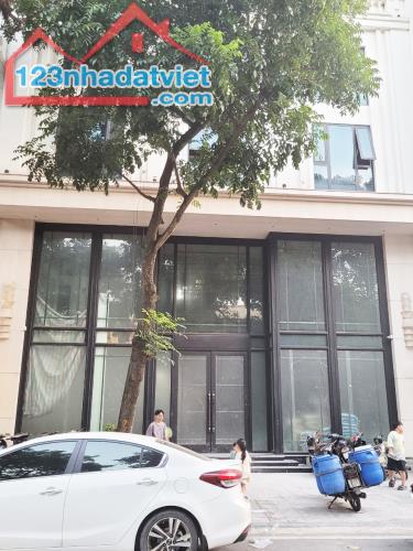 Bán Khách Sạn Mặt Phố Hàng Buồm, HK 534m2x7T MT:11m Giá 145tỷ. Lh 0961961556