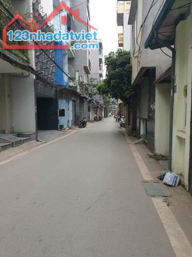 Bán nhà cách khu đô thị Time Cty 100m Dt 40m2 Mt 4m x5 tầng Giá 4,4 tỷ Lh 0913518923