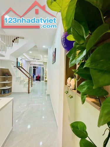 CẦN BÁN GẤP NHÀ HẺM 5m 55m²-2tỷ950 Đ.Nguyễn Biểu, P.1, Quận 5 Đang có HĐ thuê 14tr/th - 3