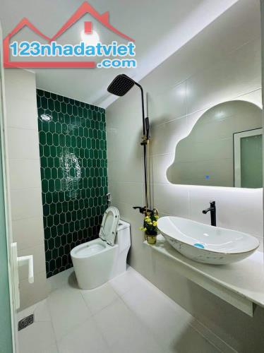 CẦN BÁN GẤP NHÀ HẺM 5m 55m²-2tỷ950 Đ.Nguyễn Biểu, P.1, Quận 5 Đang có HĐ thuê 14tr/th - 5
