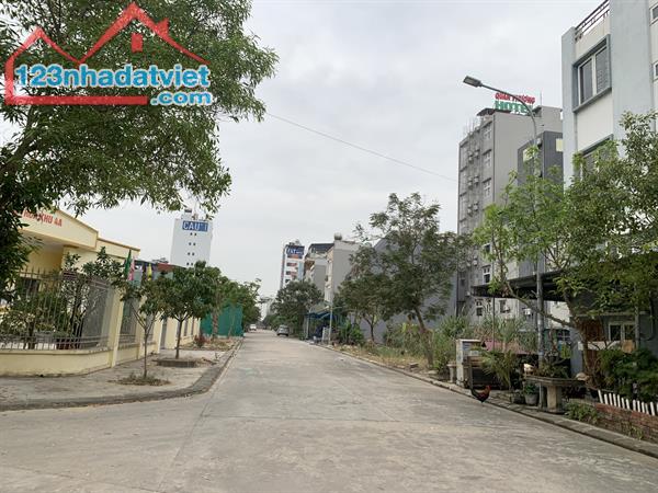 Gia đình đang cần bán căn nhà 2 tầng kiên cố mặt đường EC Hùng Thắng - Hạ Long 160m2 - 3