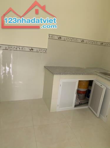 Bán dãy trọ 14 phòng + 2 kiot 250m2 gần khu công nghiệp Tân Đức giá 3 tỷ