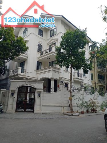 Cho thuê biệt thự Trần Kim Xuyến, KĐT Yên Hòa, Cầu Giấy 220m2x4T, căn góc nhà đẹp như mới