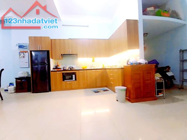Siêu phẩm Hoàng Quốc Việt phân lô – oto tránh 195m2 MT 7,3 m 26 tỷ .