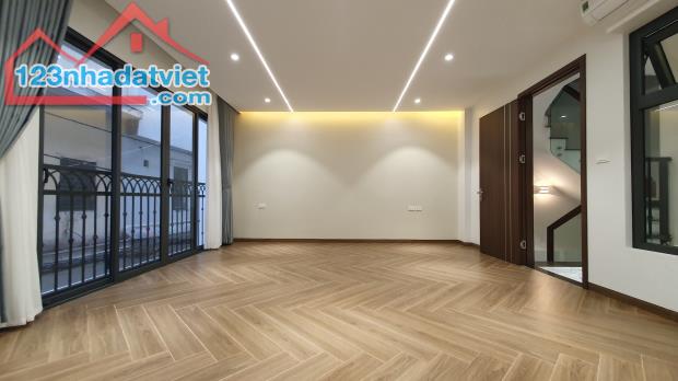 Gara, Kinh Doanh, Thang Máy Phố Hoàng Quốc Việt 56m2 Mt 5.6m Giá 11.2 tỷ - 1