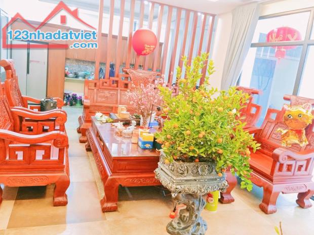 Bán nhà Hoàng Quốc Việt oto đỗ cửa 200m2 chỉ 27 tỷ .